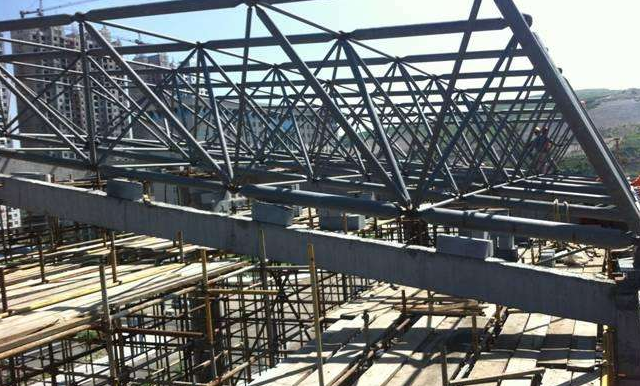 乌兰察布简述网架公司的黑色压型钢板的吊装步履